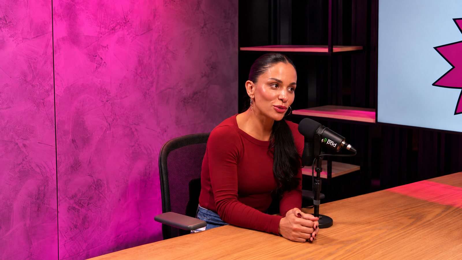 Thamires Hauch gravando podcast